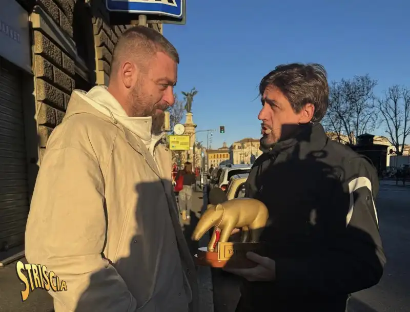 DANIELE DE ROSSI E VALERIO STAFFELLI - IL TAPIRO DI STRISCIA LA NOTIZIA