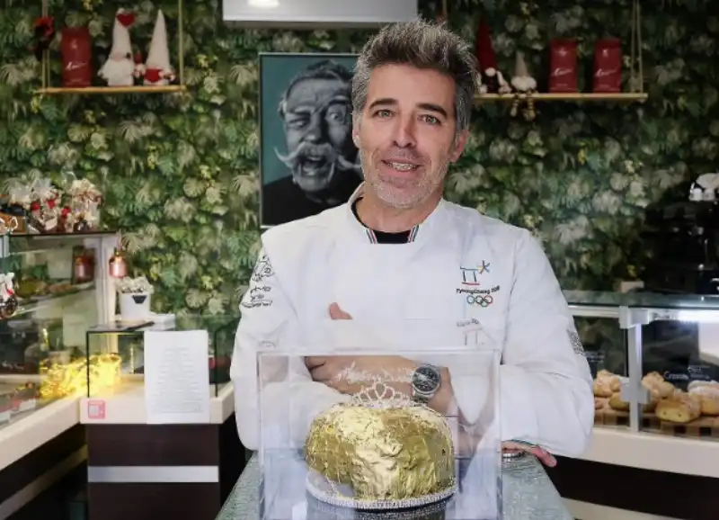 dario hartvig con il panettone d oro