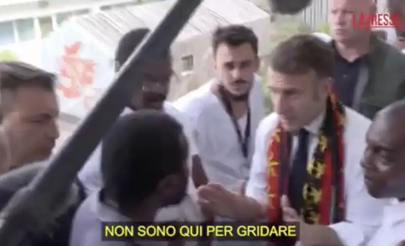 emmanuel macron sbrocca con un cittadino di mayotte 7