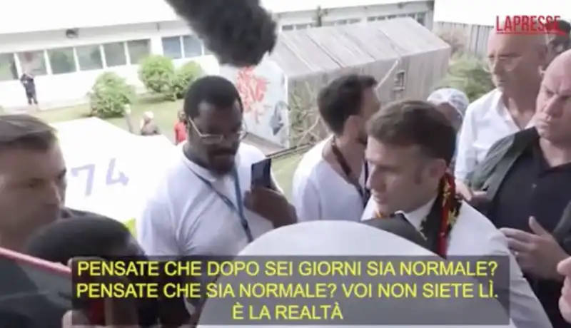 emmanuel macron sbrocca con un cittadino di mayotte 8