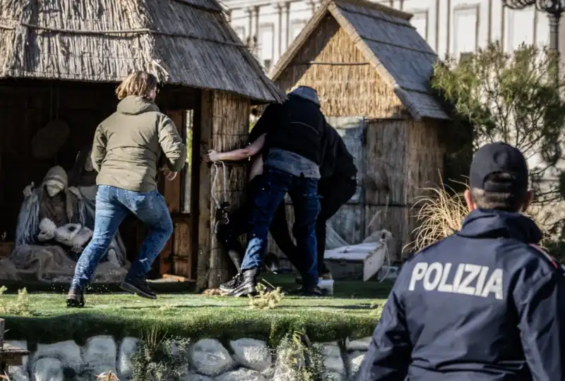 femen ucraina tenta di rimuovere il bambinello dal presepe in piazza san pietro   8