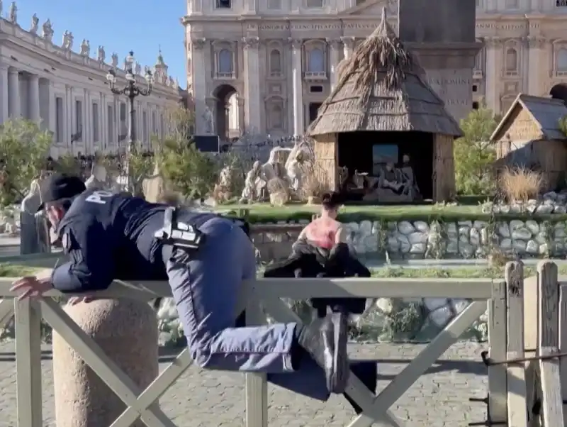 femen ucraina tenta di rimuovere il bambinello dal presepe in piazza san pietro   4