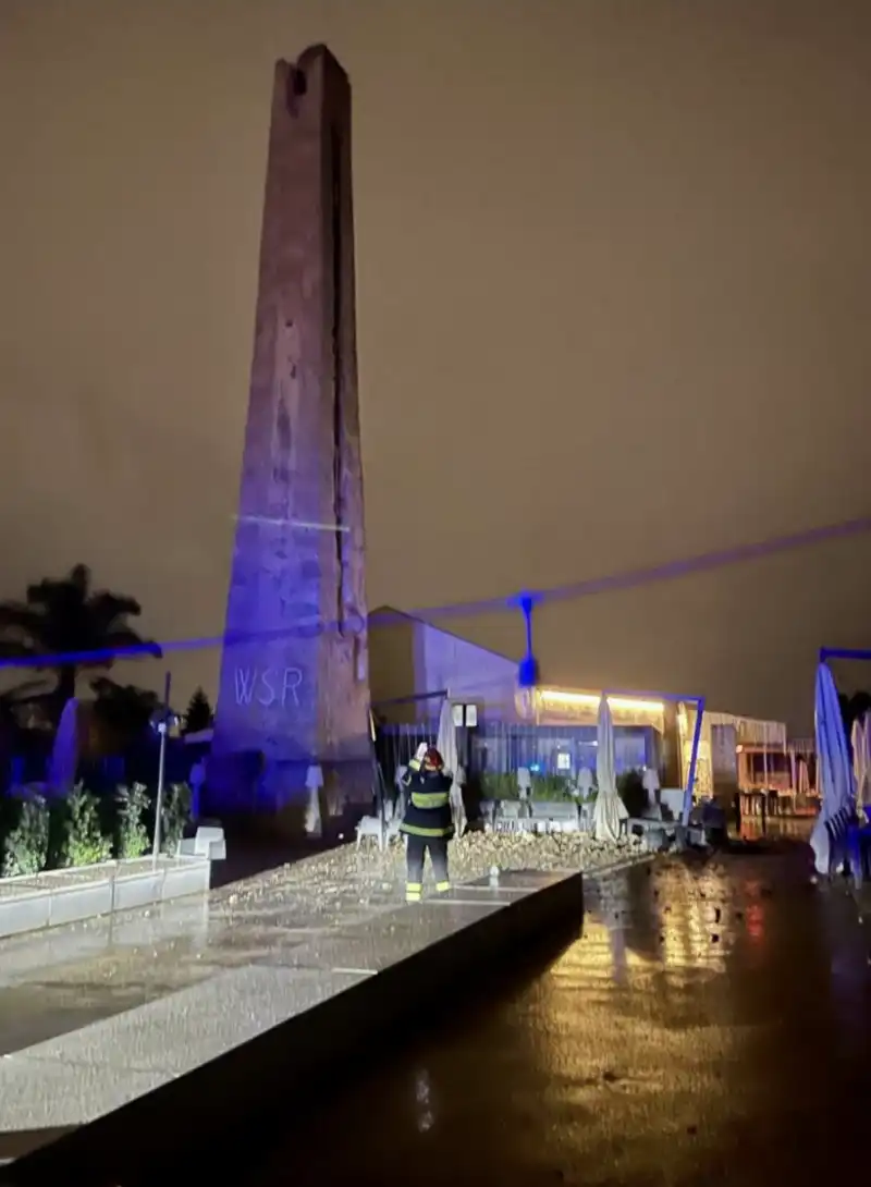 fulmine colpisce torre di un ristorante a palermo 1