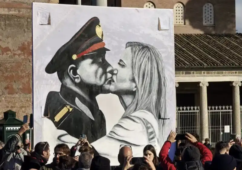 GIORGIA MELONI BACIA BENITO MUSSOLINI - STRISCIONE ESPOSTO A ROMA