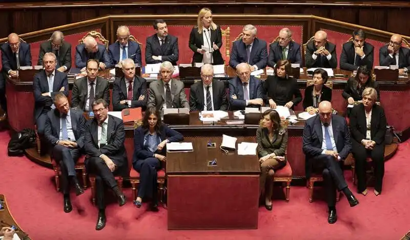 GIORGIA MELONI E I MINISTRI IN SENATO