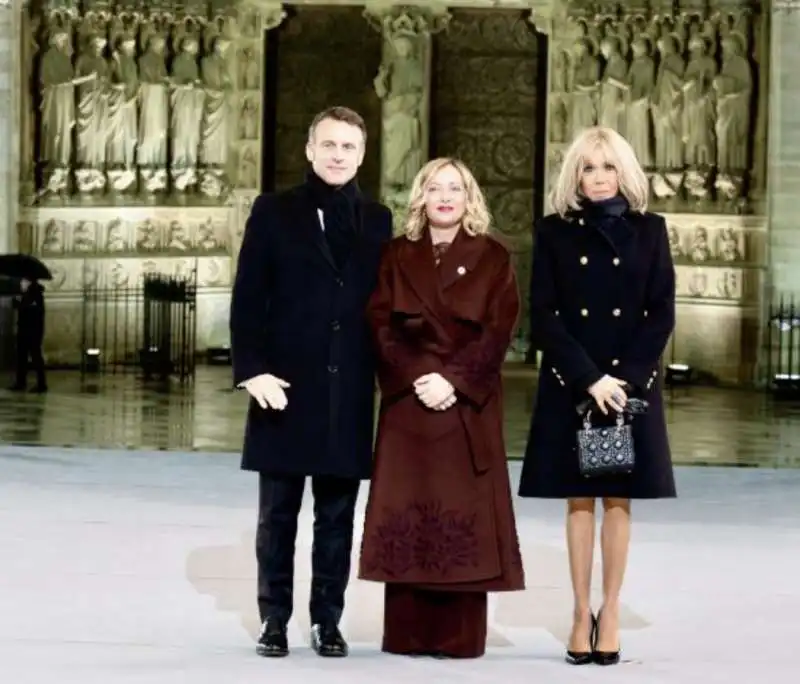 GIORGIA MELONI TRA EMMANUEL E BRIGITTE MACRON - RIAPERTURA DI NOTRE DAME A PARIGI