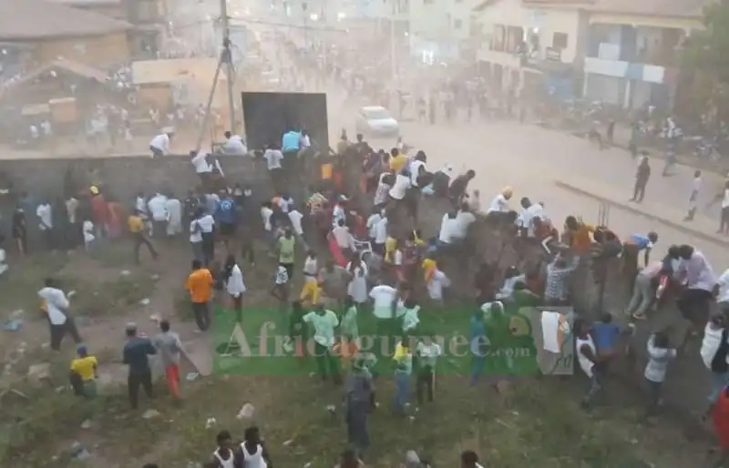 GUINEA - DECINE DI MORTI NEGLI SCONTRI DURANTE UNA PARTITA DI CALCIO 