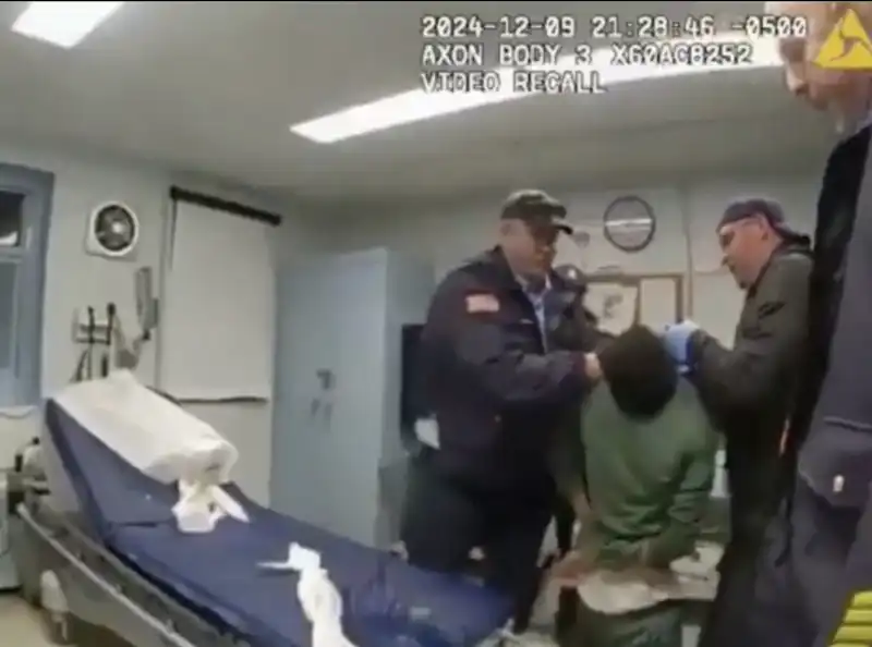 il video delle guardie carcerarie che picchiano a morte robert brooks a new york   3