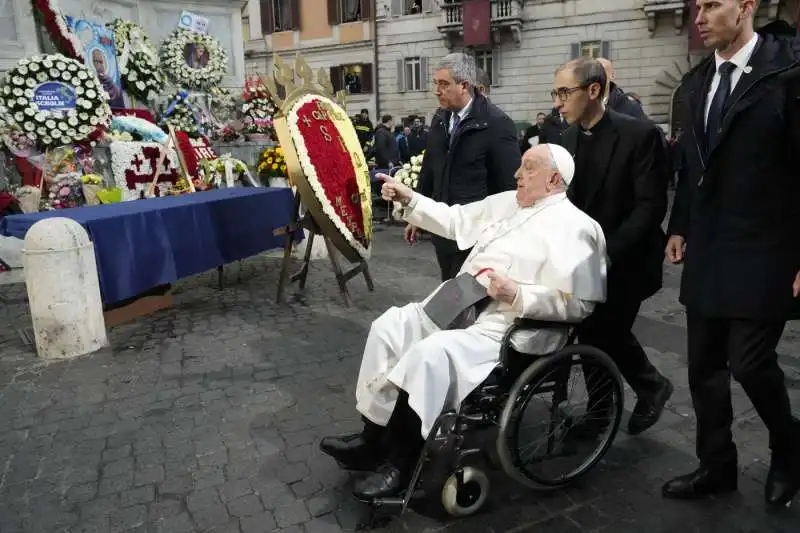 Immacolata, Papa Francesco rende omaggio alla statua della Madonna a piazza di Spagna - foto lapresse