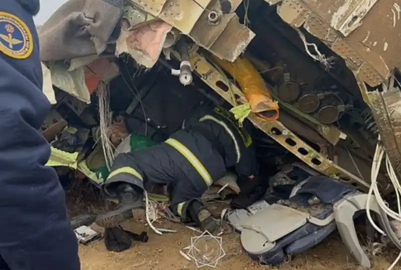 incidente aereo azerbaijan airlines   aktau, kazakistan   1