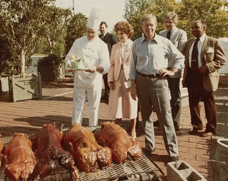 jimmy carter con dei maiali arrosto 