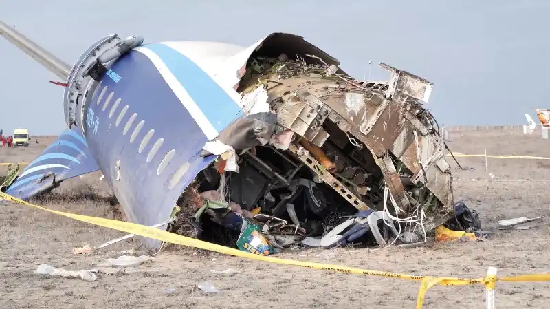 L aereo Azerbaijan Airlines precipitato ad Aktau Kazakistan - foto lapresse

