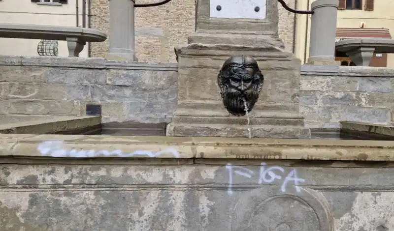 la scritta figa sulla fontana del seicento a sansepolcro 