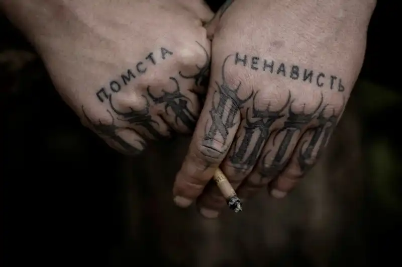 le mani tatuate di un soldato in donbass   ph tom peter