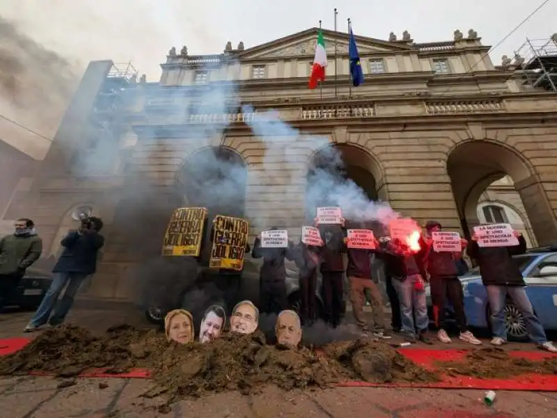 LETAME DAVANTI ALLA SCALA DI MILANO