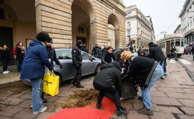 LETAME DAVANTI ALLA SCALA DI MILANO