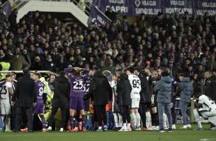 malore in campo per edoardo bove durante fiorentina inter foto lapresse4