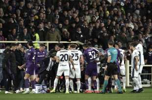 malore in campo per edoardo bove durante fiorentina inter foto lapresse6