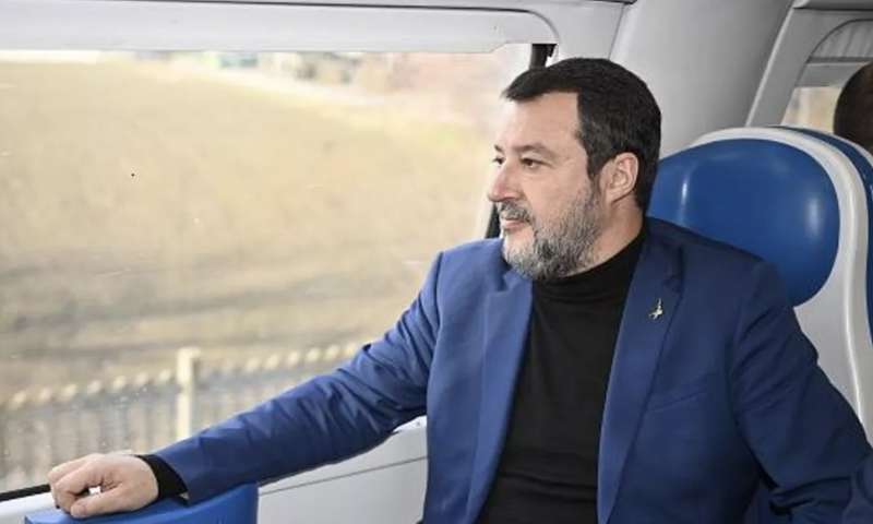 MATTEO SALVINI IN TRENO