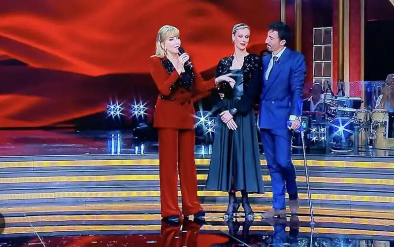 MILLY CARLUCCI - FEDERICA PELLEGRINI - SAMUEL PERON - BALLANDO CON LE STELLE 