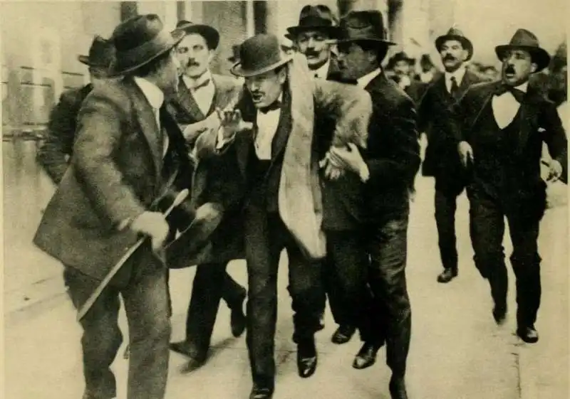 MUSSOLINI MENTRE VIENE ARRESTATO - ROMA - 11 APRILE 1915 