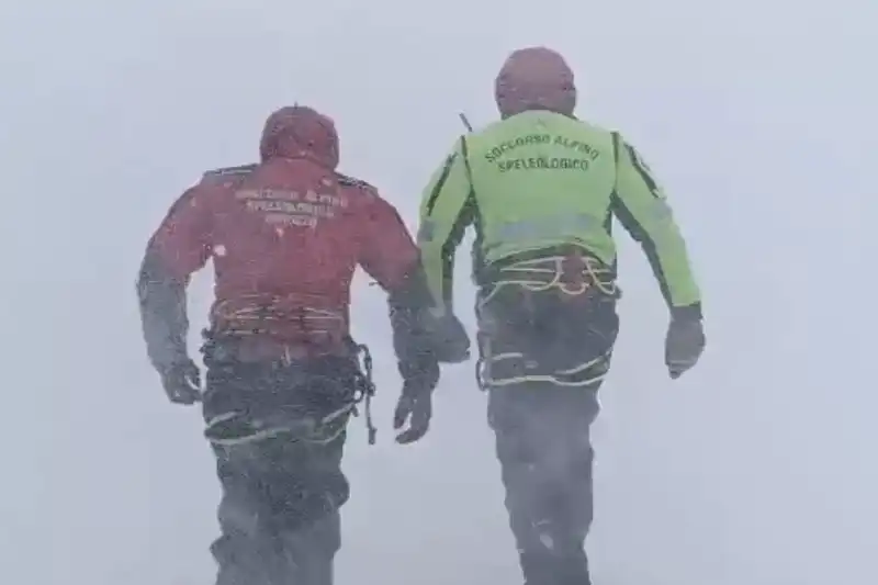 operazione di recupero di due alpinisti sul gran sasso   1