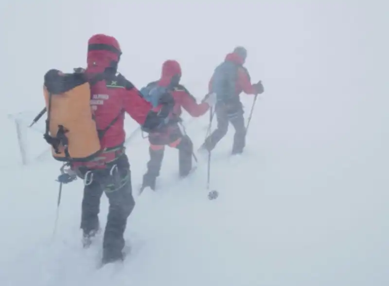 operazione di recupero di due alpinisti sul gran sasso   4