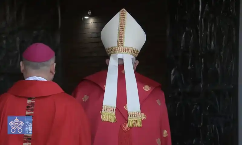 PAPA FRANCESCO APRE LA PORTA SANTA AL CARCERE DI REBIBBIA.  