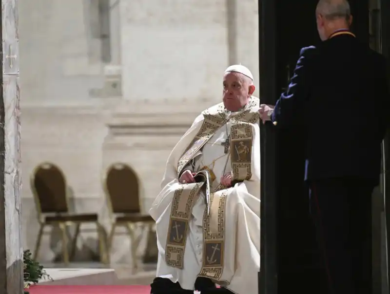    papa francesco apre la porta santa         foto lapresse  