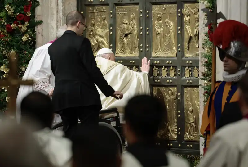     papa francesco apre la porta santa        foto lapresse  