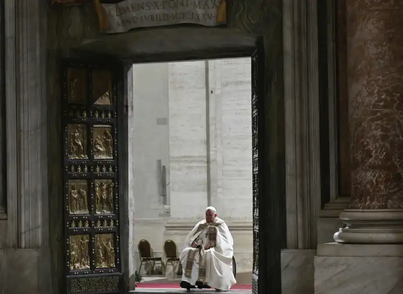 papa francesco apre la porta santa          foto lapresse  