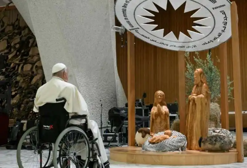 papa francesco e gesu bambino adagiato su una kefiah 2