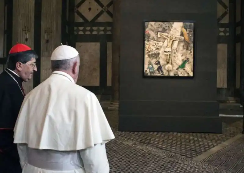 papa francesco e la crocifissione bianca di chagall 2