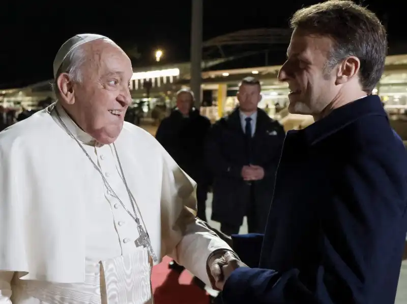 papa francesco   emmanuel macron 