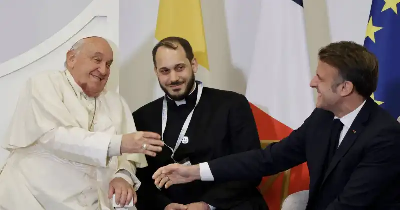 papa francesco incontra emmanuel macron in corsica   