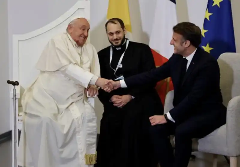 papa francesco incontra emmanuel macron in corsica  