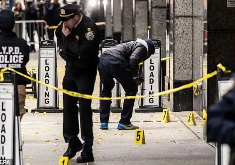 POLIZIA DAVANTI ALL HOTEL HILTON DI NEW YORK DOVE E STATO UCCISO BRIAN THOMPSON 