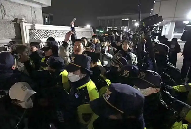 protesta contro la legge marziale in sud corea   1