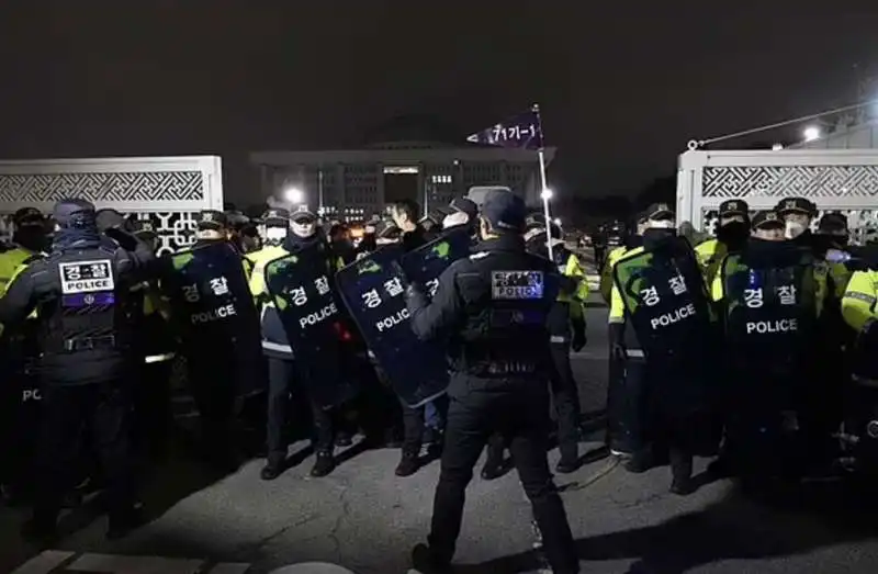 protesta contro la legge marziale in sud corea   2