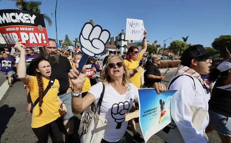 proteste dei lavoratori di disneyland 4