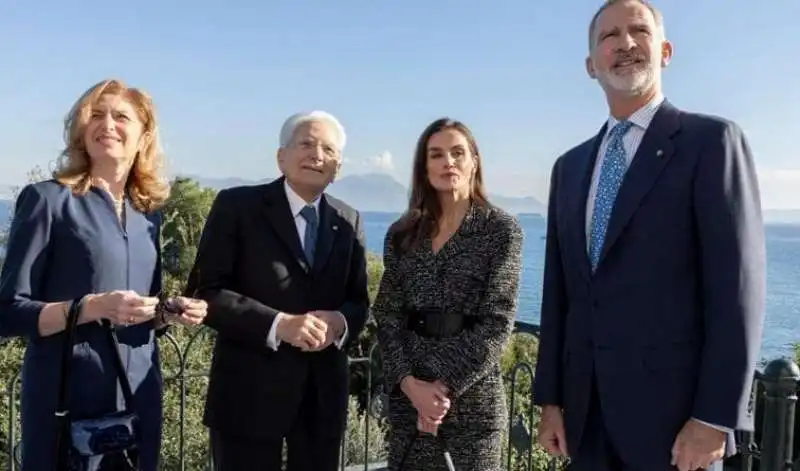 re felipe, la moglie letizia, sergio mattarella e laura mattarella a napoli 2