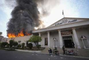 ribelli siriani incendiano tribunale militare a damasco foto lapresse