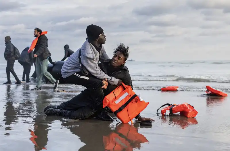 rifugiati sudanesi in una spiaggia francese   ph sameer al doumy 