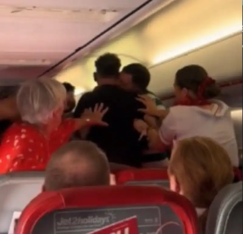 RISSA TRA PASSEGGERI SUL VOLO JET2 DA ANTALYA A LEEDS