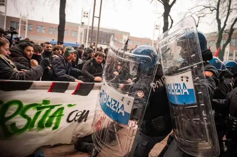 scontri tra polizia e manifestanti a torino   15