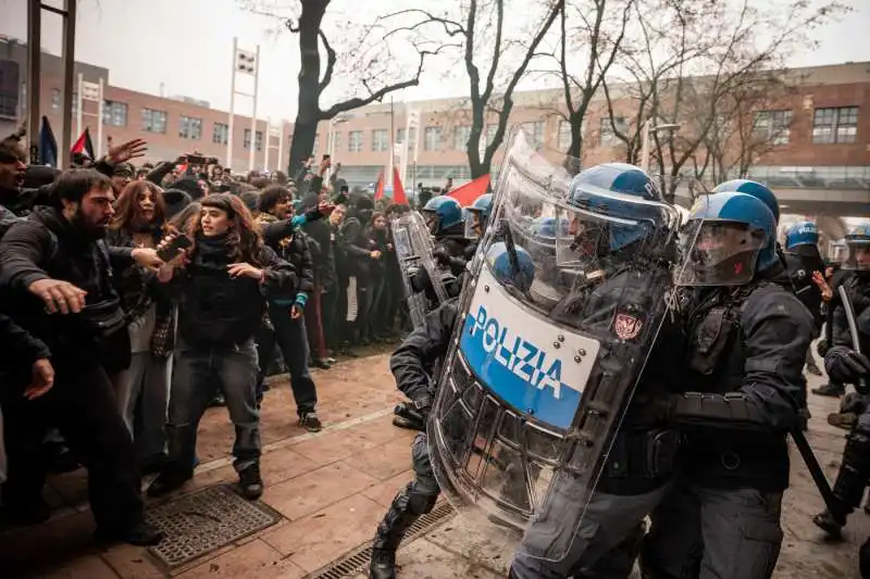 scontri tra polizia e manifestanti a torino   16