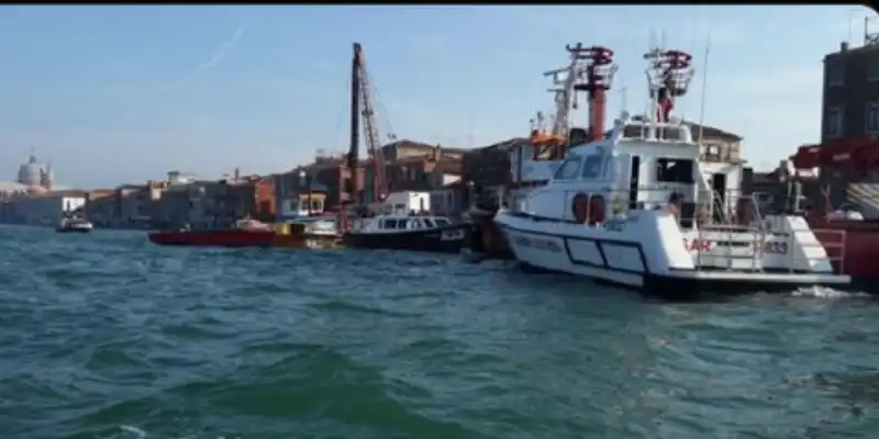 scontro a venezia tra un vaporetto e un barcone turistico privato