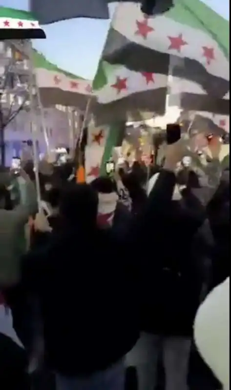 SIRIA - GENTE IN STRADA FESTEGGIA LA CADUTA DI ASSAD