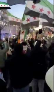 SIRIA - GENTE IN STRADA FESTEGGIA LA CADUTA DI ASSAD