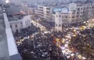 SIRIA - GENTE IN STRADA FESTEGGIA LA CADUTA DI ASSAD